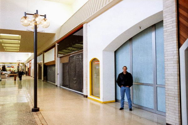 North Kent Mall - Old Photo From Gr Retro (newer photo)